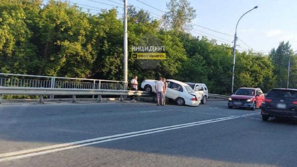 Mitsubishi Lancer залетел на ограждение после ДТП в Новосибирске