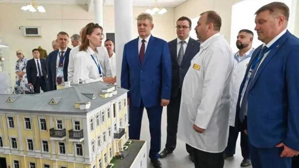 Хоценко показал Серышеву омский Госпиталь для ветеранов войн