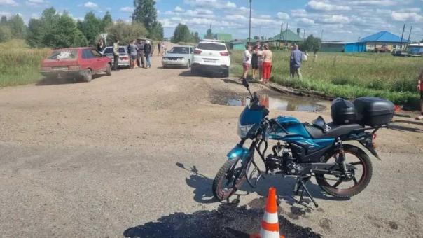 В столкновении машины с мопедом под Омском пострадали все