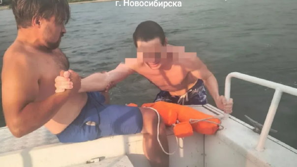Секунды на спасение: на Бугринской косе спасатели вытащили тонущего мужчину из-под катеров