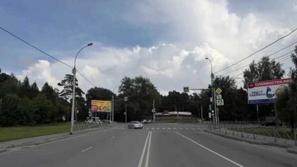В Октябрьском районе Новосибирска автомобиль сбил девятилетнего велосипедиста на переходе