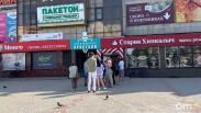 Омичи стояли в очереди под солнцем ради копеечных хинкали