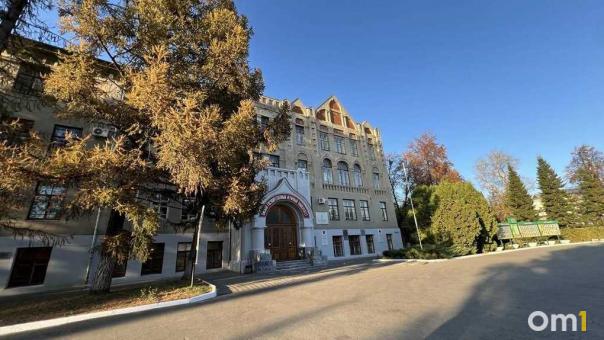 В парке у омского вуза обнаружили извращенца