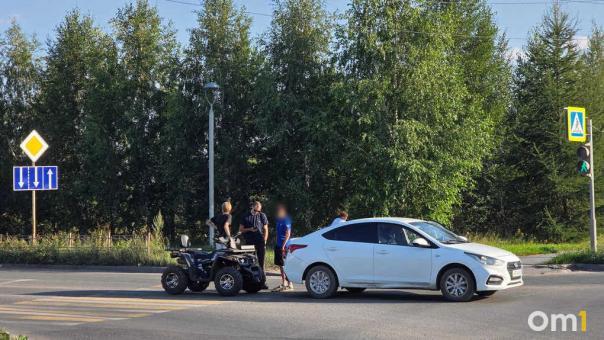 В Омске дети на квадроцикле столкнулись с Hyundai Solaris