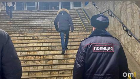 Трое мужчин избили подростков во дворе жилого дома в Омске