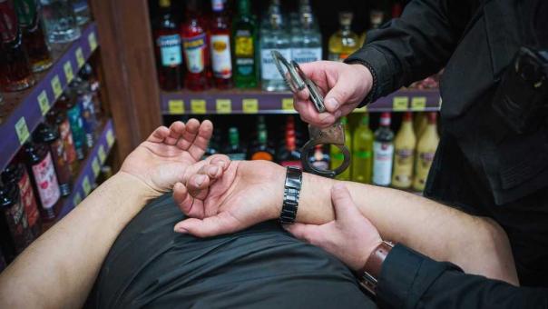 Разбил дверь и бросился на участкового: чем закончился дебош в Новосибирске