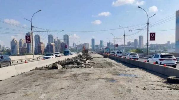 На Димитровском мосту в Новосибирске начали убирать старый асфальт с центральных полос