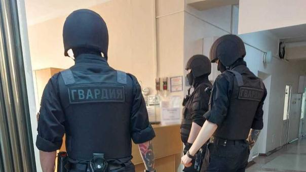 Пострадали дети: нетрезвый мужчина распылил перцовый баллончик в детской больнице Новосибирска