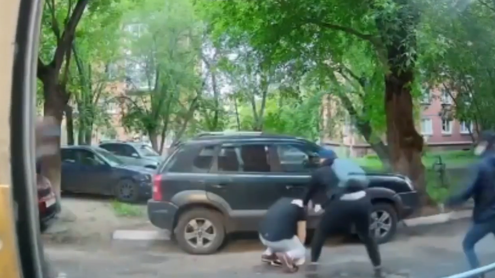 В Омске двое екатеринбуржцев украли рюкзак бизнесмена с 12 миллионами рублей