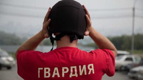 Едва не задавила людей, а затем напала на сотрудницу бара: что произошло в Новосибирске