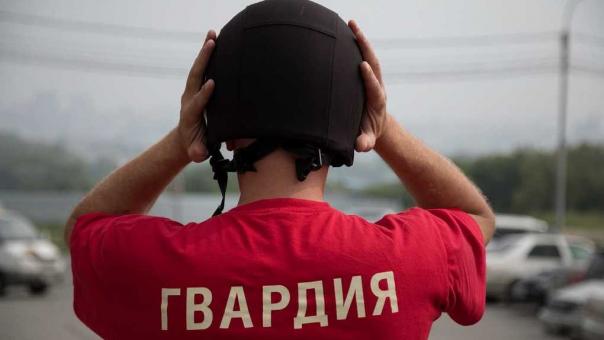 Едва не задавила людей, а затем напала на сотрудницу бара: что произошло в Новосибирске
