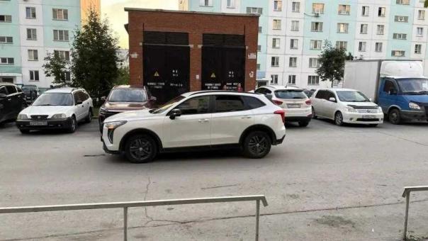 Опасность прямо у дома: в новосибирском дворе машина сбила пятилетнего мальчика