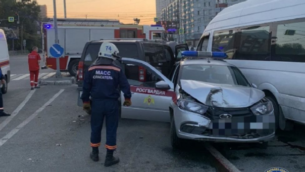 Удар Hummer'а разбросал машины по перекрёстку: массовое ДТП в Новосибирске