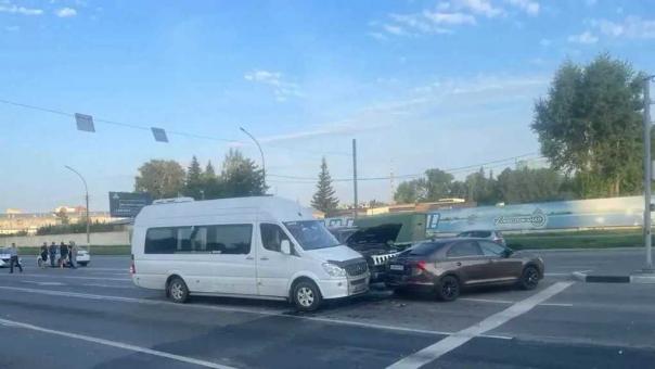 Подробности массового ДТП в Новосибирске: в аварии пострадал водитель «Лады»