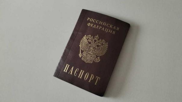 «Россия — моя Родина»: 78-летняя жительница Красноярска получила российский паспорт