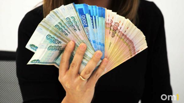 Мошенник притворился «подругой» девушки и вымогал у нее деньги