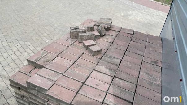 Омичка унесла тротуарную плитку из тёплой остановки у Политеха