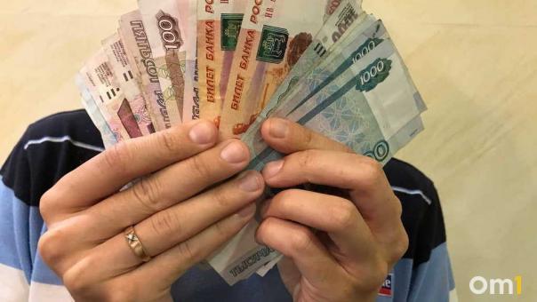 Омич дважды заплатил «за трудоустройство» и лишился 18 тысяч рублей