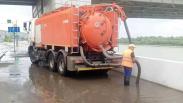 Омские дорожники откачали с улиц более 800 кубометров дождевой воды