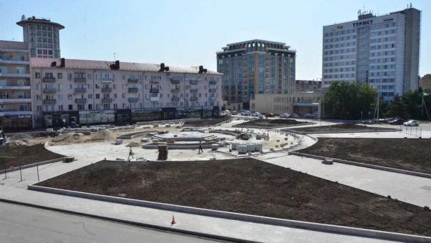 В центре Омска продолжается обновление площади Бухгольца: новый шар уже на подходе