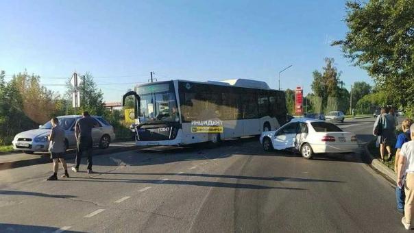 Пассажиры пострадали, водитель получил переломы: серьёзное ДТП произошло в Новосибирске