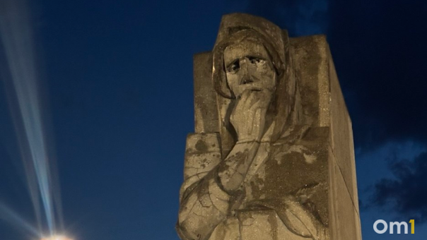 Новосибирцы возмутились трещинами на тротуарах «Монумента Славы» после недавнего ремонта
