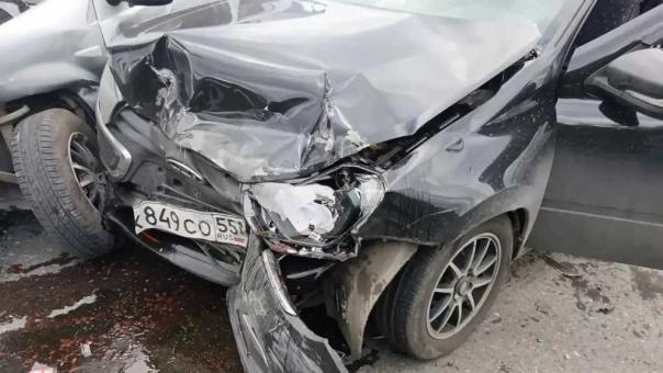 На трассе в Омской области произошла авария: пострадали четыре человека, включая детей