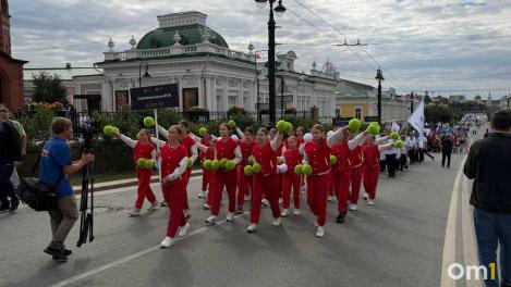 Олимпийские чемпионы, тир и музей спорта: в Омске прошёл парад в честь Дня физкультурника