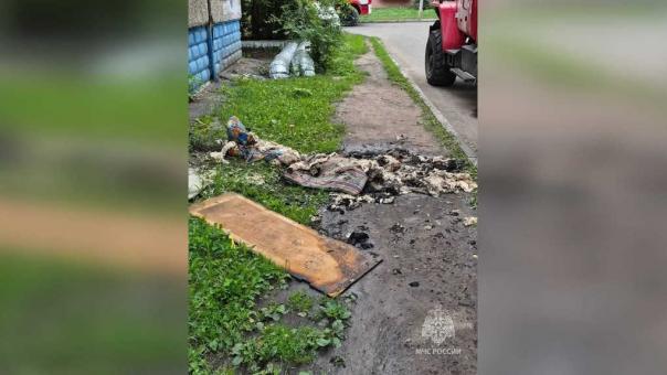 В Омске пожарные спасли человека из горящей квартиры