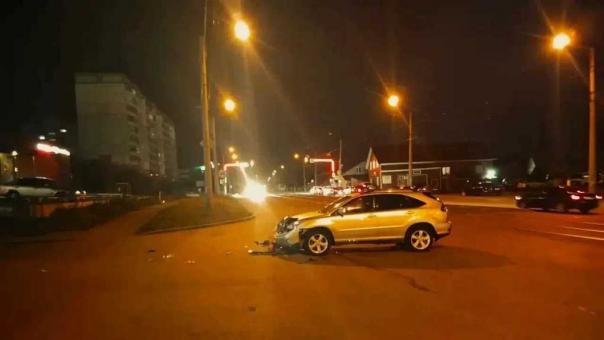 В Дзержинском районе Новосибирска Lexus столкнулся с электровелосипедом: пострадали двое подростков
