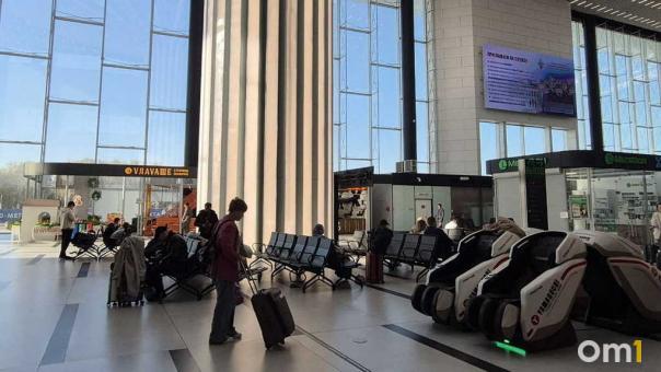 В новосибирском аэропорту Толмачёво задерживаются семь рейсов, самый долгий — из Шанхая