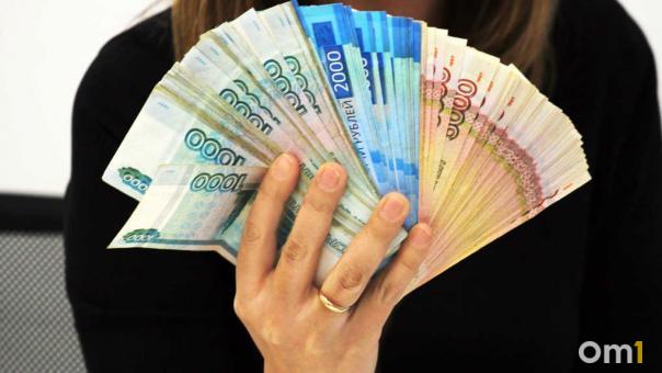 В Омске сотрудница сервиса такси выводила деньги с балансов водителей