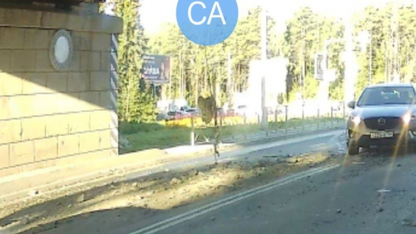 В Новосибирске на путепроводе в Академгородок обвалился кусок бетона