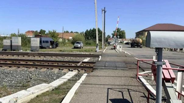 85-летняя омичка погибла под поездом на переезде в Любино
