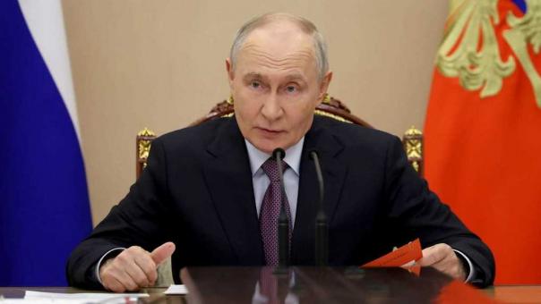 Владимир Путин остановился на улице Новосибирска и вышел к горожанам
