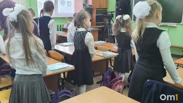 Новосибирский эксперт рассказала, почему дети украшают школьную форму