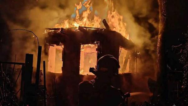 В Омске ночной пожар в СНТ уничтожил дачный дом