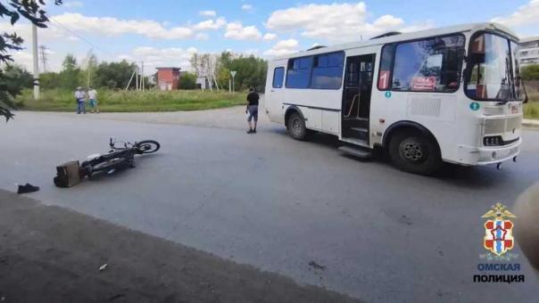 В Калачинске пассажирский автобус столкнулся с мопедом
