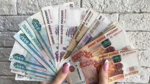 Почти миллиона рублей лишилась омичка, пытаясь заработать на инвестициях