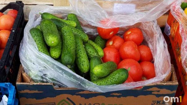 В Омской области резко подешевели огурцы и помидоры