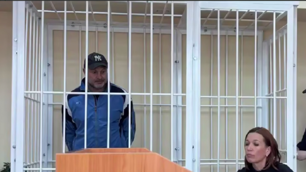 Конфликт на 14-м этаже: в Новосибирске мужчина предстанет перед судом за избиение подростков в подъезде