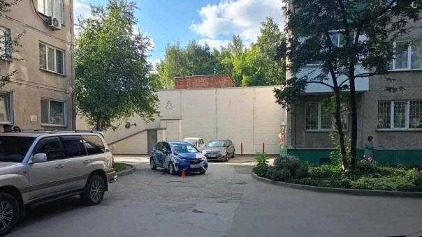 В Ленинском районе Новосибирска автомобиль сбил 9-летнего мальчика на электросамокате