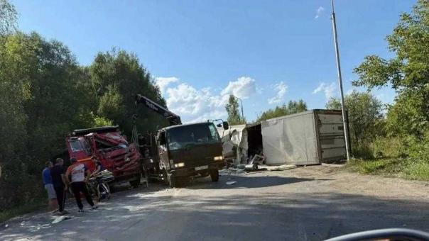 Два большегруза столкнулись в Новосибирске: есть пострадавший