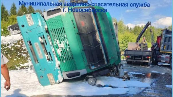Водителя зажало в кабине после ДТП с перевернувшимся грузовиком в Новосибирске