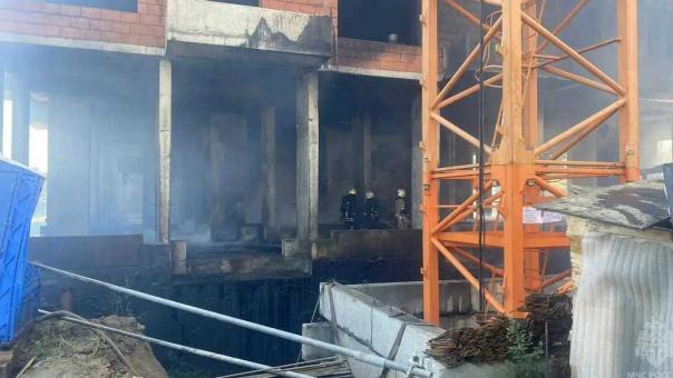 Огонь поднялся на верхние этажи: подробности пожара на стройке в Омске