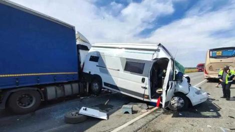 Фургон отбросило в автобус: на трассе Тюмень — Омск произошло массовое ДТП
