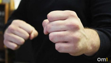 Массовая драка и звук выстрела переполошили двор в Новосибирске: что произошло