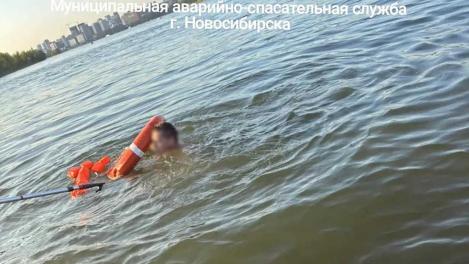 В Новосибирске мужчина решил переплыть Обь и едва не утонул из-за волны от катера