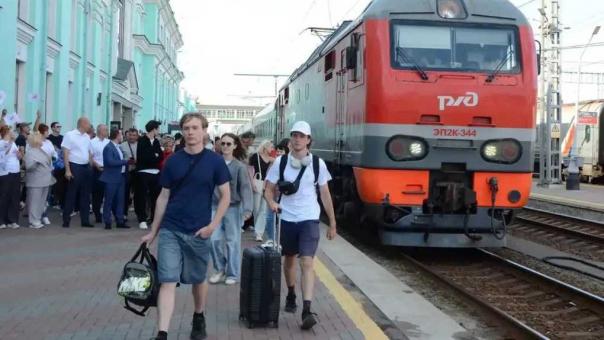 Омичам показали поезд-агитатор: в город прибыл специальный предвыборный состав