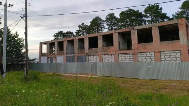 В Омской области после вмешательства прокуратуры огородили опасную заброшку